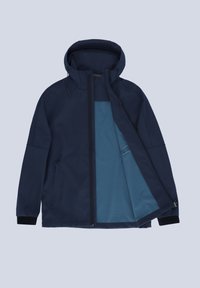 Námořnická modrá softshellová bunda s kapucí a částečně otevřeným předním zipem, který odhaluje světle modrou podšívku. Bunda má zipové boční kapsy a manžety na rukávech.