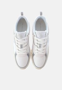 Sneakers sportivi bianchi con tomaia in rete, dettagli grigi e suola testurizzata. Caratteristiche includono chiusura con lacci e linguetta con marchio.