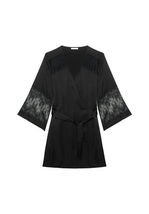 Vestido cruzado de satén negro con paneles de encaje floral transparente en los hombros y mangas anchas, cinturón anudado en la cintura, largo hasta la rodilla.