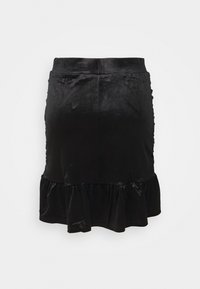 Mini gonna in velluto nero con elastico in vita e dettagli di orlo arricciato su sfondo bianco.