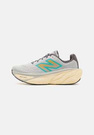New Balance FRESH FOAM X MORE V4 - Chaussures de running sur route - grey