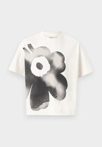 Vit bomull t-shirt med en stor svart blommig tryck på framsidan, med avslappnad passform och rund halsringning. Kort ärm ingår.