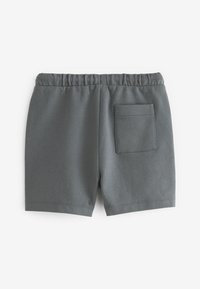 Shorts en coton gris avec une taille élastique et une poche plaquée au dos. Design simple avec des lignes épurées et sans motifs visibles.