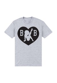 Camiseta de algodón gris con un diseño de corazón negro con las letras "B B" y una silueta gráfica en su interior, que muestra una pose juguetona.