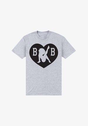 Camiseta de algodón gris con un diseño de corazón negro con las letras "B B" y una silueta gráfica en su interior, que muestra una pose juguetona.