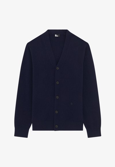 Cardigan blu navy realizzato in tessuto morbido, con scollatura a V, sei bottoni frontali e maniche lunghe con polsini a coste. Dettaglio del logo notevole.