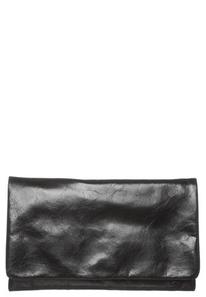 Pochette en cuir noir avec une texture lisse, légèrement froissée, et un rabat à fermeture rabattable.