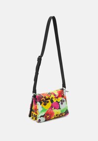 Borsa a tracolla con cinturino nero regolabile, caratterizzata da un vivace motivo floreale di pansé multicolore su forma rettangolare.