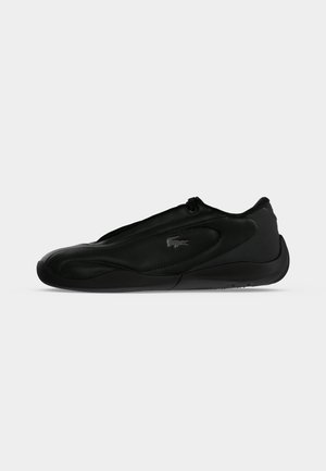 Baskets Lacoste noires élégantes, profil bas, tige synthétique lisse et logo crocodile embossé sur le côté droit.
