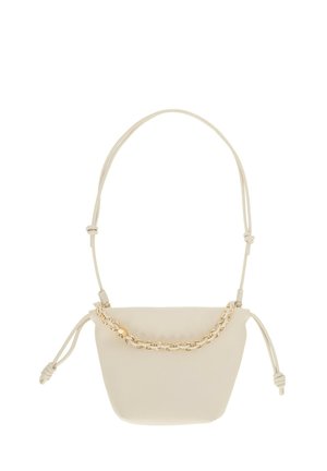Beżowa mała torba na ramię z regulowanym paskiem, złotym łańcuszkiem z przodu i zawiązanymi troczkami po bokach.