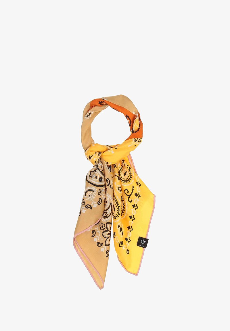 Svila marama u žutoj i smeđoj boji sa paisley uzorkom u crnoj i bijeloj boji, s ružičastim obrubom i logotip oznakom sa strane.