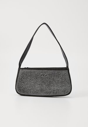 Borsa nera a forma arrotondata, con una superficie testurizzata decorata da numerosi borchie argentate e un unico manico a spalla.