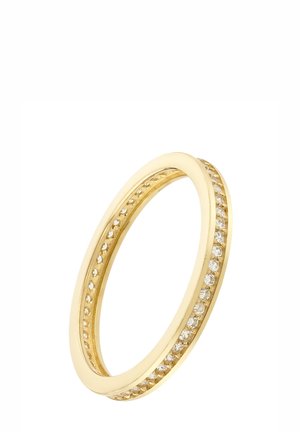 Goldring mit einem glatten Band und einer Reihe funkelnder Steine entlang des äußeren Randes, der ein schlankes und modernes Design zeigt.