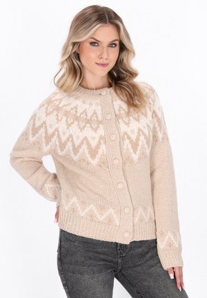 Beige gebreide cardigan met een gestructureerde afwerking, voorzien van een chevronpatroon in lichtere tinten, ronde halslijn en knoopsluiting aan de voorkant.