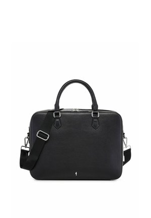 Czarna skórzana teczka z dwoma uchwytami, regulowanym paskiem na ramię, srebrnymi okuciami oraz małym logo na środku przedniej strony.