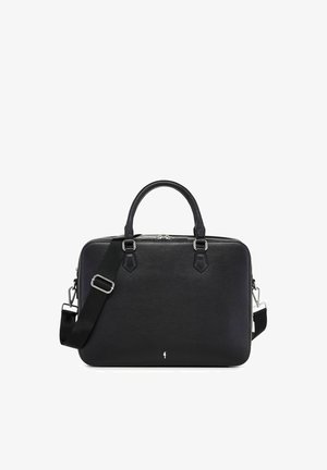Czarna skórzana teczka z dwoma uchwytami, regulowanym paskiem na ramię, srebrnymi okuciami oraz małym logo na środku przedniej strony.