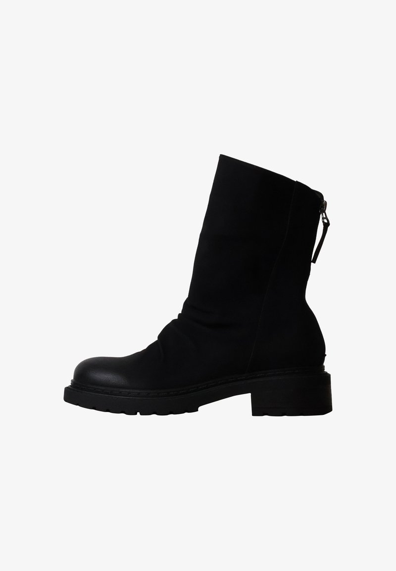 Botte noire mi-mollet avec talon bloc bas, bout arrondi, semelle robuste, matériau supérieur souple et languette de fermeture éclair à l'arrière.