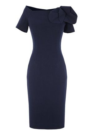 Granatowa, dopasowana sukienka do kolan z krótkimi rękawami i dużą asymetryczną kokardą na lewym ramieniu.