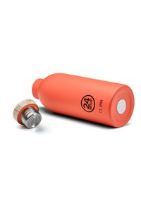 Korallenfarbene Edelstahlwasserflasche mit matter Oberfläche, runder Form und einem silbernen Deckel mit Holzakzenten. Mit dem Markenlogo auf dem Körper.