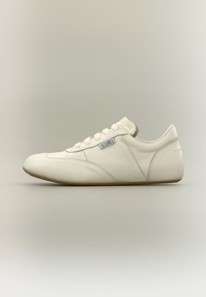 Lavprofil, off-white lædersneaker med snørebånd og et lille rektangulært logomærke på siden, vist fra venstre side.