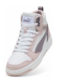 Zapatillas altas en cuero blanco y rosa suave con acentos grises. Presentan puntera perforada, cordones planos y logotipo en relieve en la lengüeta.