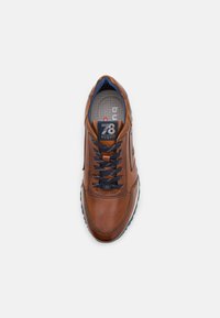 Zapatillas de cuero marrón con cordones azul marino, cuello acolchado y detalle de logo. Presenta una plantilla texturizada y una entresuela blanca en contraste.