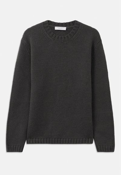 Maglione lavorato a maglia grigio scuro con scollatura a girocollo, polsini e orlo a costine. Il tessuto presenta un aspetto texturizzato con una vestibilità regolare.