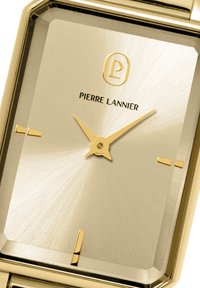 Orologio rettangolare con finitura dorata e quadrante metallico spazzolato, dotato di un logo, lancette dorate e indicatori dell'ora minimalisti.