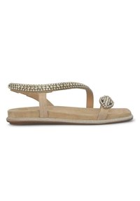 Beige sandaal met een strap versierd met rhinestones, platte zool en een unieke decoratieve versiering op de teen. Gladde textuur, minimalistisch ontwerp.