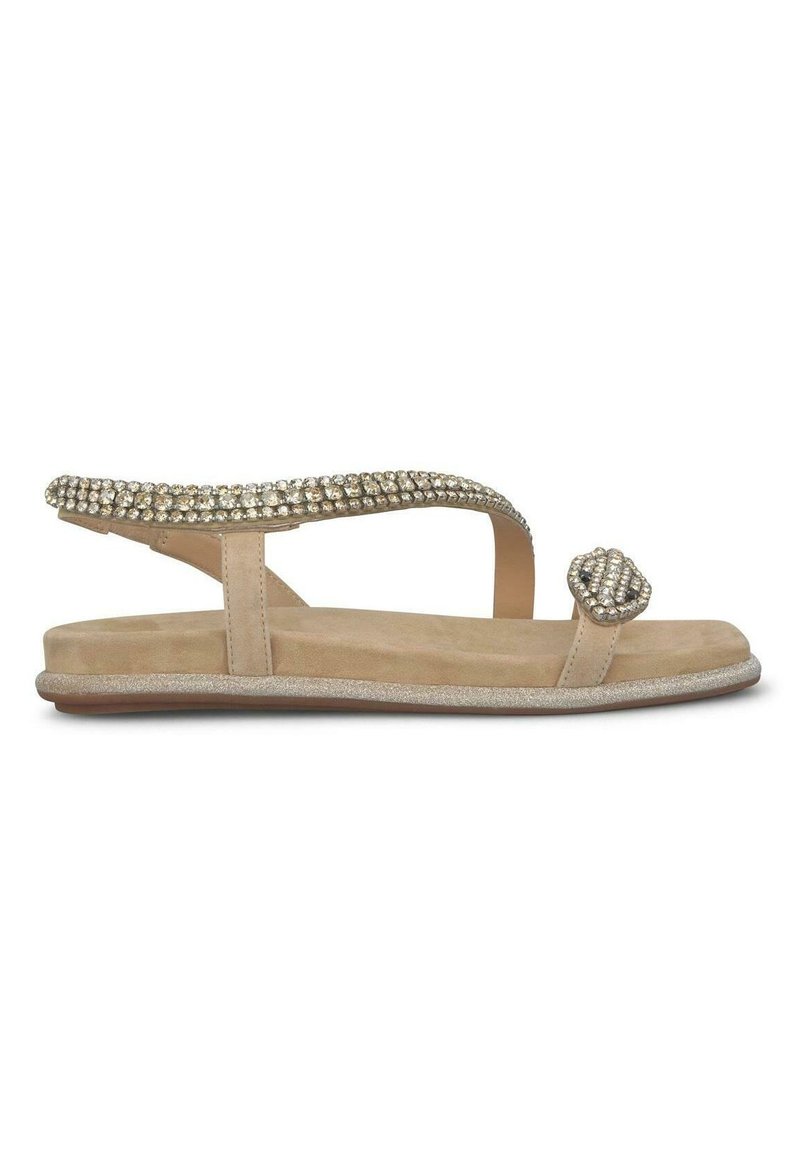 Beige sandaal met een strap versierd met rhinestones, platte zool en een unieke decoratieve versiering op de teen. Gladde textuur, minimalistisch ontwerp.