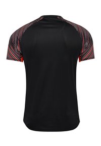 Zwart sportshirt met korte mouwen, voorzien van een levendig rode en gemusterde ontwerp op de schouders en bovenste mouwen. Ge Deze stof met textuur.