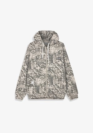 Kapuzenshirt in gedämpftem grauen Camouflage mit grafischen Drucken, ausgestattet mit Fronttaschen, weißen Kordeln und Logoakzent.