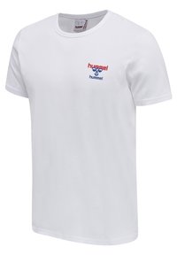 Hvid t-shirt med korte ærmer og rund halsudskæring med lille rødt og blåt "hummel"-logo på venstre bryst.