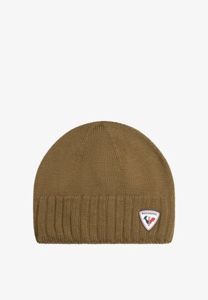 Włóczkowa czapka beanie w oliwkowej zieleni z prążkowanym wykończeniem. Na przodzie znajduje się naszywka z logo Rossignol. Miękka tekstura i opływowy kształt.