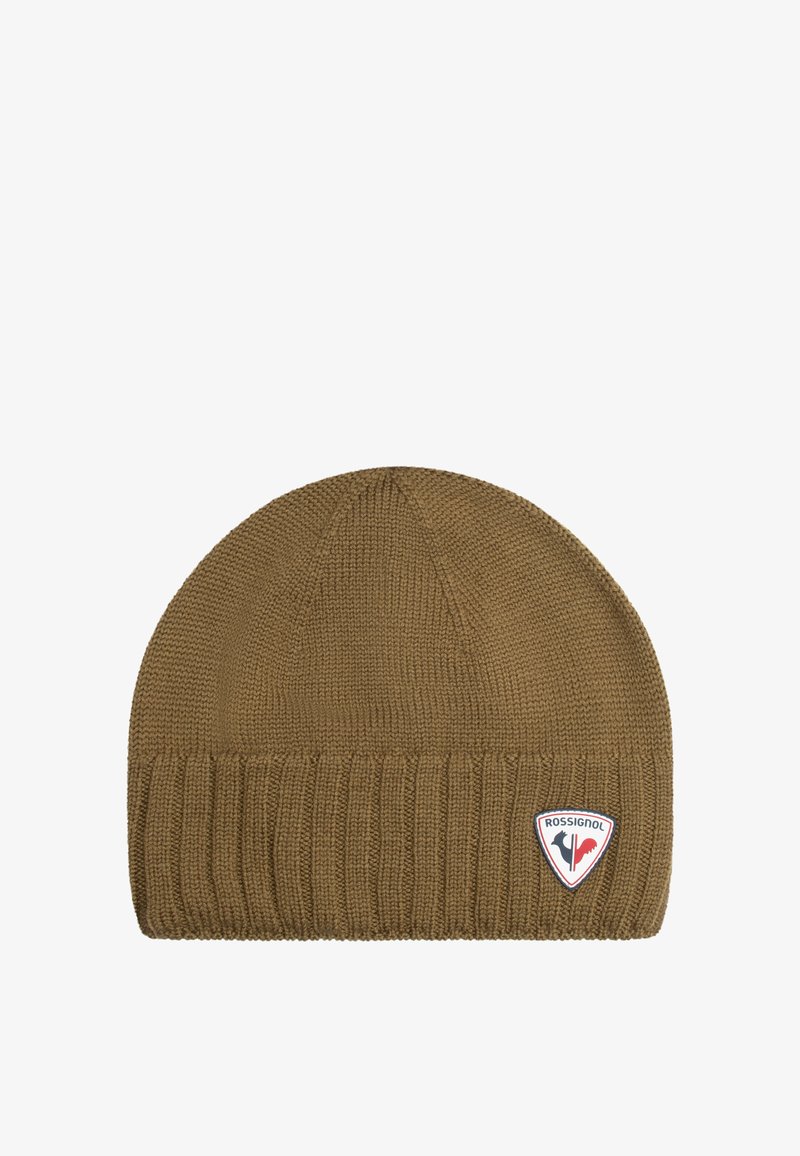 Gorro de lana en color verde oliva con un dobladillo acanalado. Presenta un parche con el logo de Rossignol en la parte frontal. Textura suave y diseño de parte superior redondeada.