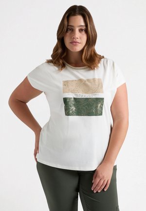 T-shirt bianco con scollo rotondo che presenta tre pannelli grafici rettangolari: beige con foglie, testo e un design di fogliame verde sottostante.