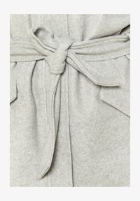 Atlasīts, grey med mel