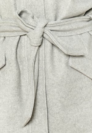 Grahamfarbener Bademantel mit Taillenband, der eine glatte Textur und zwei Fronttaschen aufweist. Der einfache Kragen und die klaren Kanten betonen das Design.