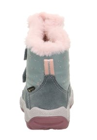 Dziecięcy zimowy but w odcieniach szarości i jasnego niebieskiego z różowym puszystym kołnierzem, srebrnymi detalami w kształcie płatków śniegu oraz różową gumową podeszwą, widziany od tyłu.