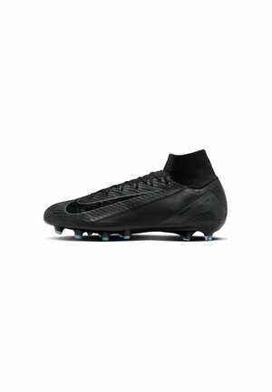 Schwarzer Fußballschuh mit strukturiertem Obermaterial, sockenähnlichem Schaft und einem auffälligen grünen Akzent. Verfügt über konische Noppen für Traktion auf Rasen.
