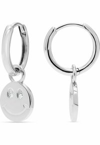 Orecchini a cerchio in argento con un charm a faccina sorridente pendente, caratterizzato da occhi in pietra preziosa trasparente. Finitura liscia e forma rotonda per un design moderno.