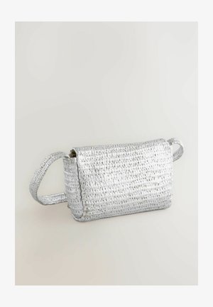 Bolso tejido plateado de forma rectangular, con dos asas y una superficie texturizada. El material tiene un aspecto metálico brillante.
