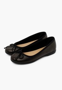 Ballerine nere con finitura lucida, punta arrotondata, dettaglio a fiocco sottile e soletta imbottita. Fascia elastica attorno all'apertura per maggiore comfort.