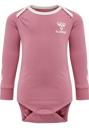 Lyserød langærmet baby body med hvid kant ved kraven og manchetterne, med et logo og hvide detaljer på ærmerne. Trykknaplukning i bunden.