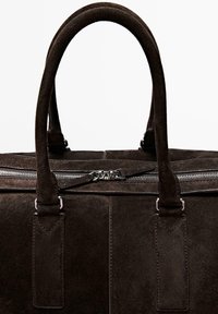 Dunkelbraune Wildleder-Shopper mit zwei abgerundeten Griffen und einem silbernen Reißverschluss oben in der Mitte.