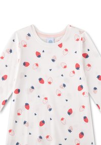 Langärmliges Hemd aus weichem weißem Stoff mit einem sich wiederholenden Erdbeermuster in Rot, Pink und Marineblau sowie kleinen Herzen.