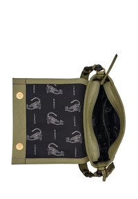 Borsa a mano in pelle verde con esterno testurizzato. L'interno presenta una fodera in tessuto nera con motivi bianchi di leopardi e la scritta "BURKELY".