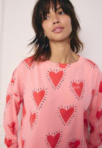Next SET LONG SLEEVE TALL - REGULAR FIT - Pidžaamakomplekt - pink heart