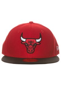 Gorra de béisbol roja con un ajuste estructurado, que presenta un visera plana negra y un logo de toro bordado en la parte delantera. Material de algodón con una textura suave.