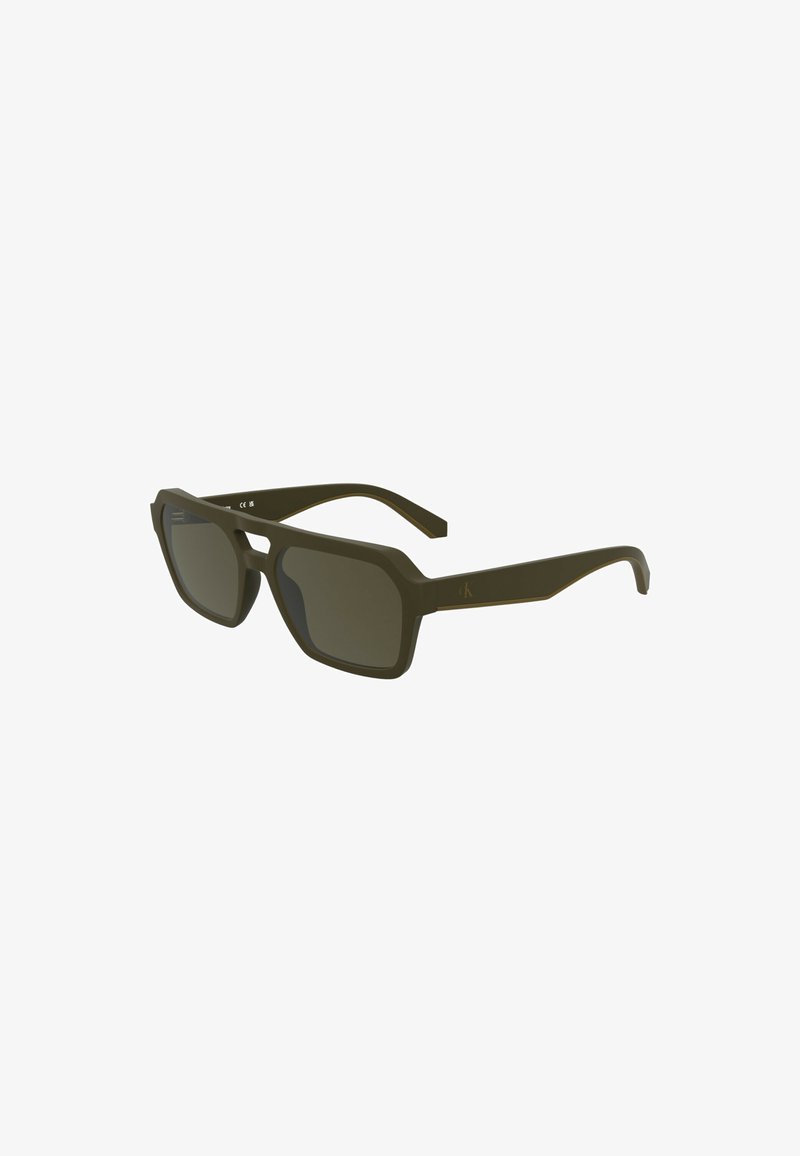 Grüne Sonnenbrille aus Kunststoff mit einem geometrischen Rahmen, dunklen Gläsern und subtilen goldenen Akzenten an den Schläfen. Einzigartiges, eckiges Design.